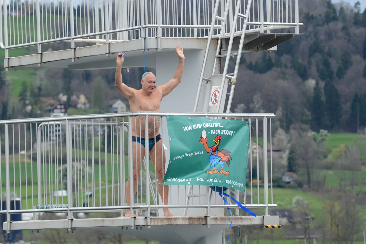 Der Organisator Harald Müller auf dem Sprungturm. Am 1.April 2024 in der Badi Uster fand das Blaueierschwimmen statt.